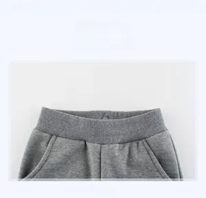 Détail de la taille élastique et des poches latérales du pantalon de sport gris