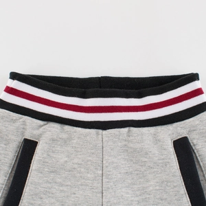 Pantalon de sport gris pour enfants avec taille élastique rayée et poches noires