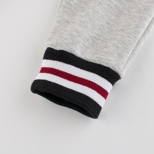 Détail de manche de sweat gris pour enfant avec poignets côtelés rayés style sport