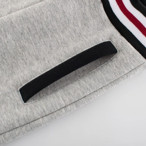 Pantalon de sport gris pour garçon avec poche latérale et détails en tricot rayé doux