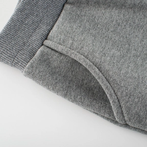 Pantalon de sport gris chiné pour enfant avec bords-côtes et poches latérales doux
