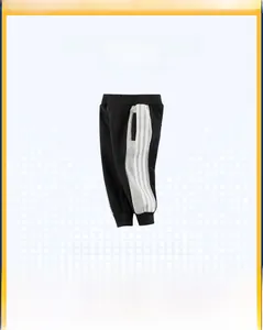 Détail du pantalon de jogging noir pour enfant avec empiècements gris et trois bandes blanches