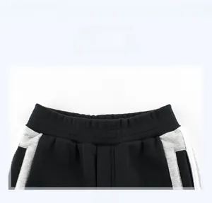 Vue détaillée de la taille élastique côtelée du pantalon de jogging garçon