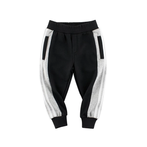Pantalon de sport enfant noir avec panneaux gris latéraux et rayures blanches style athlétique