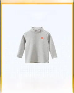 Détail du t-shirt gris enfant à manches longues avec broderie poisson orange et col montant