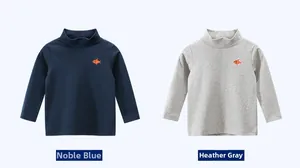 Détail de t-shirts enfants à col montant et manches longues en bleu marine et gris chiné