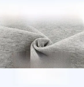 Détail du tissu en maille de coton gris chiné, texture douce et respirante pour bébés