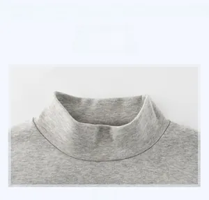 Détail du col montant gris sur un pull en maille de coton doux pour bébé et enfant