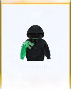 Dettaglio felpa con cappuccio dinosauro per bambini con spine 3D sulla manica verde