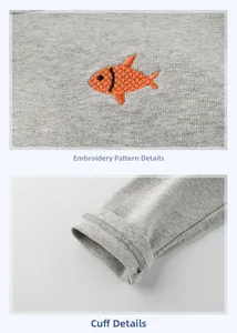 Détail de la broderie poisson orange et des coutures sur maille de coton grise