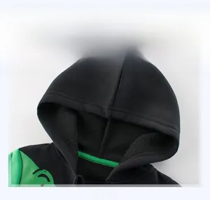 Dettaglio felpa con cappuccio per bambini in pile nero con stampa e zip sul collo
