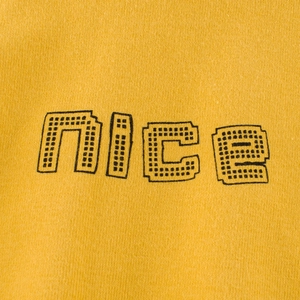 Gelbes Kinder-Strick-T-Shirt mit 'nice' Pixel-Print auf weichem Baumwollstoff