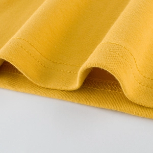 Detailaufnahme des gelben Baumwollstricksaums mit hochwertigen Nähten und Texturdetails