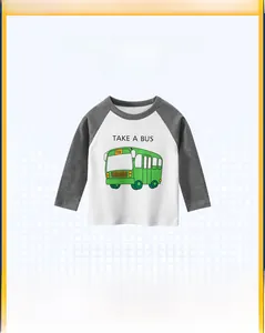 Détail d'un t-shirt enfant à manches longues avec imprimé bus de dessin animé vert