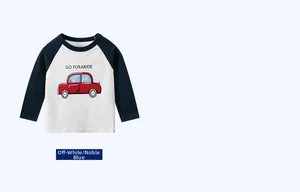 Détail d'un t-shirt à manches raglan pour enfants avec motif de voiture rouge imprimé