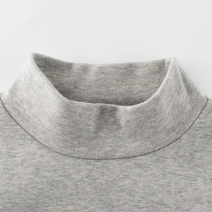 Gros plan d'un t-shirt à manches longues gris pour enfant avec col roulé en maille