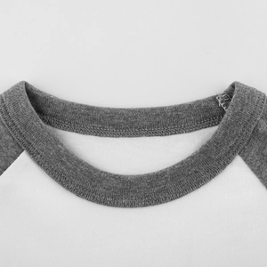 T-shirt enfant à manches raglan, col rond gris côtelé et tissu en maille blanche