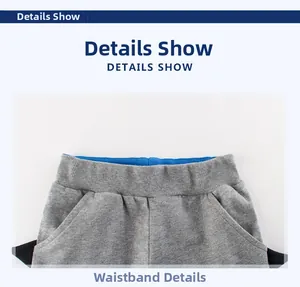 Dettaglio dei pantaloni in maglia grigia per bambini con elastico e punte di dinosauro blu