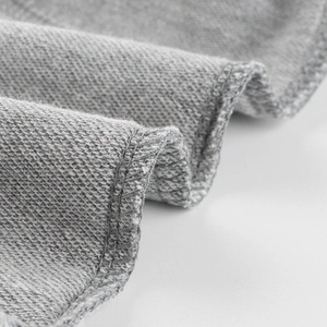 Texture dettagliata dei joggers in maglia grigia con tessuto morbido e cuciture precise