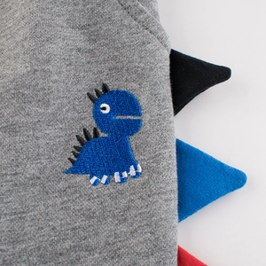 Pantaloni sportivi grigi per bambini con punte di dinosauro 3D e dettagli ricamati