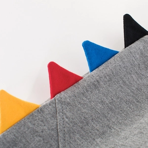 Pantaloni sportivi da bambino in cotone grigio con punte di dinosauro colorate e cuciture