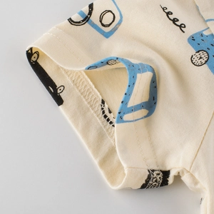 Dettaglio manica della t-shirt in cotone per bambini con stampa auto e cuciture rinforzate