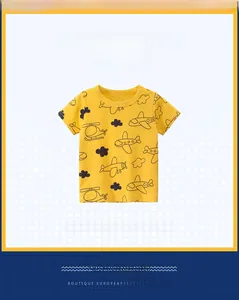 Détail d'un t-shirt enfant jaune en coton avec imprimés hélicoptères et nuages