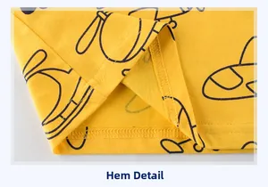 Détail de l'ourlet à double couture sur un t-shirt en coton jaune pour garçon avec avion