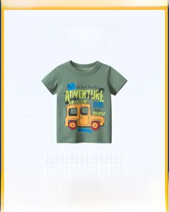 Détail d'un T-shirt vert en coton pour enfant avec imprimé de véhicule tout-terrain jaune