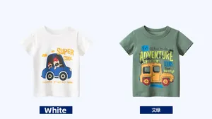 Vue détaillée de deux T-shirts enfant en coton avec imprimés de voitures vintage blanc et vert
