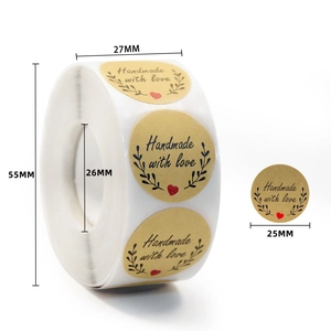 Makroaufnahme der 25mm Handmade with love Kraftpapier Aufkleber Abmessungen