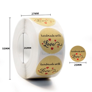Detail von 25 mm runden Kraftpapier-Aufklebern mit Handmade-Logo und Abmessungen