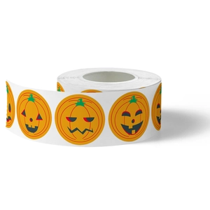 Rotolo di adesivi arancioni con facce di zucca di Halloween per decorazioni e regali