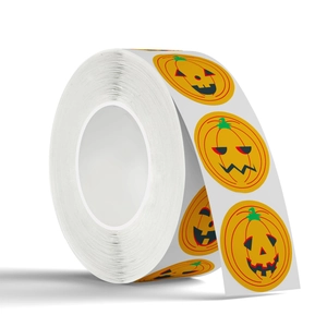 Rotolo di adesivi di Halloween con facce di zucca per decorazioni e regali
