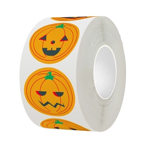 Vista macro del rotolo di adesivi zucca di Halloween con vari motivi arancioni