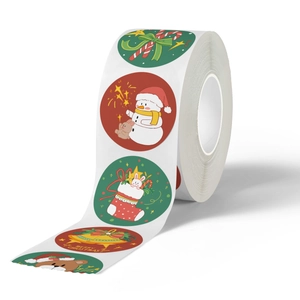 Rolle mit Cartoon-Weihnachtsaufklebern mit Schneemann und Rentier für die Dekoration
