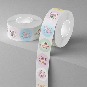 Rol met cartoon dieren- en dessertstickers voor knutselen en beloningen