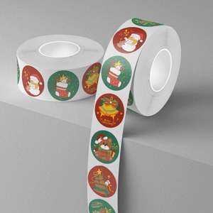 Süße Cartoon-Weihnachtsaufkleber auf Rolle mit Schneemann und Bär für Geschenkverpackungen