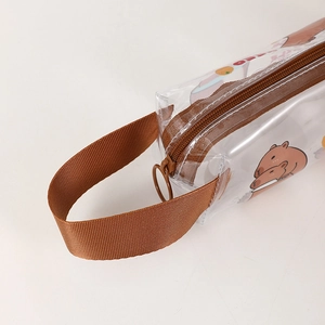 Détail d'une trousse en PVC transparent avec poignée en nylon et imprimé capybara