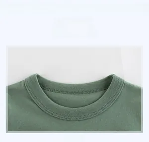 Détail du col rond côtelé sur ce t-shirt vert à manches courtes pour petits garçons