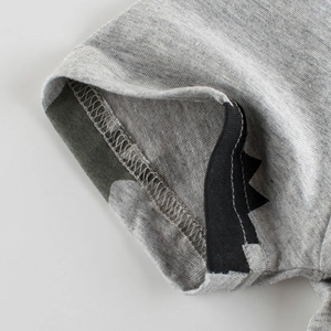 T-shirt grigia per bambini con toppe decorative a zigzag e fodera dei polsini a righe