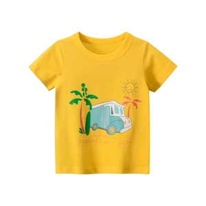 T-shirt jaune pour enfant avec motif camion de surf et palmiers sur fond blanc