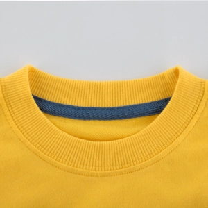 Sudadera amarilla para niños con cuello redondo acanalado y cinta de refuerzo azul interior