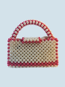 Sac à main fait main en perles crème avec des accents de perles acryliques roses