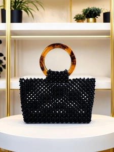 Bolso de mano cuadrado negro de cuentas con asa redonda de resina ámbar minimalista