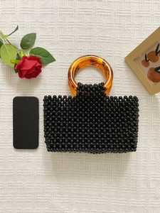 Bolso mini hecho a mano con cuentas negras brillantes y asas de acrílico ámbar