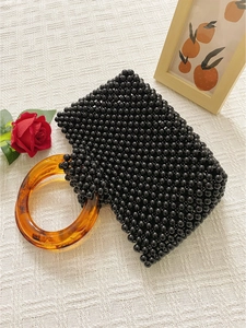 Bolso de mano de cuentas negras hecho a mano con elegantes asas de resina de ámbar