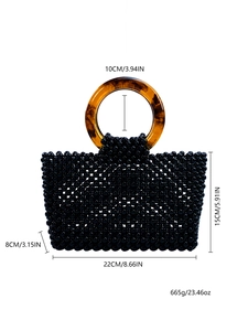 Detalle del bolso de cuentas hecho a mano con asas de resina ámbar y medidas exactas