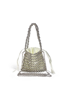 Détail du sac à perles argentées avec une pochette intérieure en satin ivoire