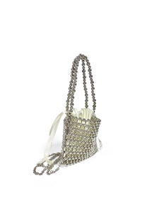 Vue détaillée du sac à main perlé argenté avec doublure en satin et bandoulière en chaîne